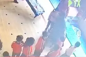 监控公开！培训学校老师过肩摔幼童，官方通报：该校不具备办学资质图片