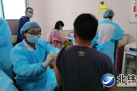 市民排队接种疫苗 一人一码可追溯图片