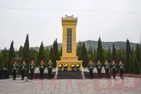英雄回家 8位烈士迁葬烈士陵园 巩义市举行清明祭英烈暨“让烈士回家——烈士迁葬”仪式图片