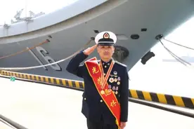 航母首位一级军士长，光荣退役图片