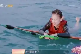黄圣依学冲浪用各种方式摔下板 网友：不愧是“乘风破浪的姐姐”图片