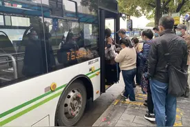 不仅增加班次，还劝乘客别洗澡别喝酒？这条公交线为市民接种疫苗“操碎了心”图片