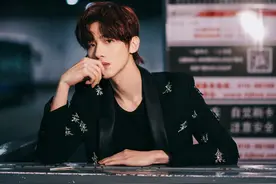 白敬亭京城街头夜景大片 All black造型攻气足图片