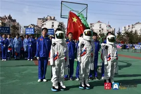 科技节彰显教学实力 青大附中一号火箭载“梦”飞天图片