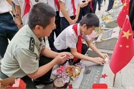 辗转千里祭英烈 海南万宁军地合力为15座烈士墓碑嵌上彩色瓷像图片