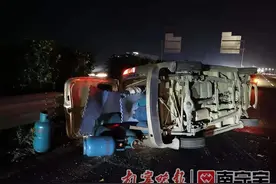 惊险！汽车高速路上爆胎翻车，30个煤气罐滚落高速......图片