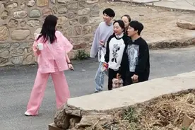 郭麒麟手拎着皮蛋录综艺 自带包袱笑点图片