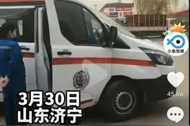 山东男子喝醉酒，一天内被120拉走4次，一个月喝倒35次，网友：莫把生命当儿戏图片