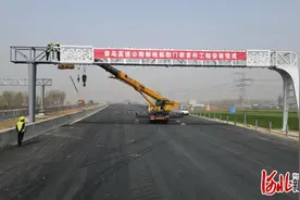 荣乌高速公路新线首个新型龙门架安装完成图片
