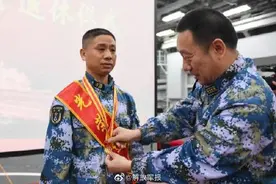 致敬！辽宁舰首位一级军士长光荣退休图片