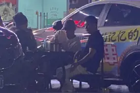 黄景瑜路边吃宵夜被偶遇 坐烧烤摊前撸串惬意十足图片