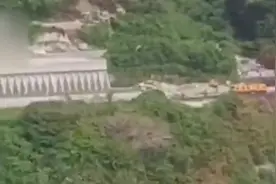 台铁脱轨列车车厢内画面曝光：车厢停电，有一个小缝可以离开视频封面