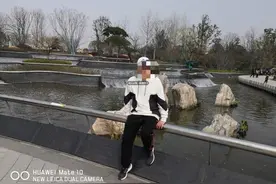 21岁的自闭症儿子上班了，像一个熟练工一样，杭州爸爸笑了：这是最好的安排图片
