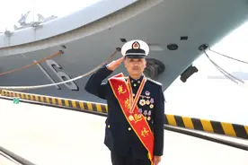 别了，我的舰！辽宁舰首位一级军士长光荣退休图片