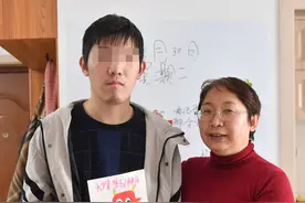 从尝试改变到努力接纳，全职母亲陪伴自闭症孩子的20年图片