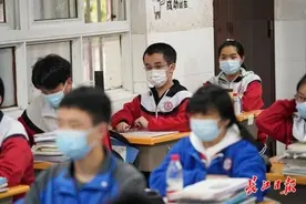 “走廊爷爷”隔窗陪读9年，武汉伢吴限好从“可能活不到8岁”走到应战中考图片