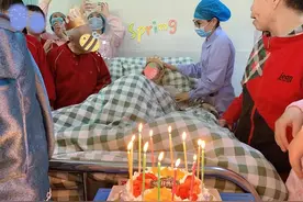 老奶奶百岁生日在精神病医院度过，场面暖心图片