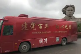 巡展现场｜红色大巴在长沙：橘子洲头，小学生朗诵“恰同学少年”图片