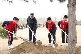 习近平参加首都义务植树活动图片