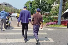 大龄自闭症患者母亲的自白：我只需比孩子多活一天就好图片