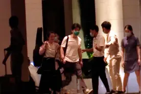 李健携妻子度假 白色T恤搭配长裤简约休闲图片