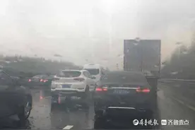 疑似两货车追尾压车，济青北线邹平服务区西侧发生拥堵图片