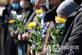 济南 老人“等”了6年，和老伴一起鲜花葬图片