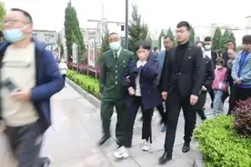 清明节前一天，王焯冉烈士父母和亲属到烈士陵园进行悼念视频封面