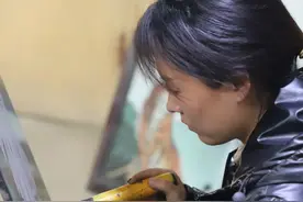 河北90后姑娘十年刻了700块墓碑，这一块最特别！网友泪奔：这里藏着人世间最深的思念图片