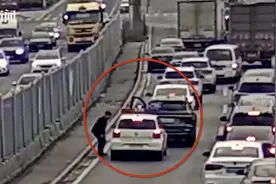 女子大出血送医途中遇堵车 危急时刻一辆警车经过图片