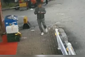 宁乡街头男子沉迷手机，突然被人一招放倒，手机都飞出去了，真相令人舒适图片