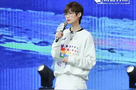 李宇春涂鸦休闲装清新减龄 开叉裙秀大长腿图片