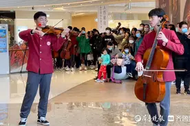 该有的青春模样！青岛高中生红色快闪奏爱国赞歌图片