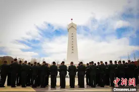 西藏军区官兵缅怀先烈：英雄都不应该被遗忘图片