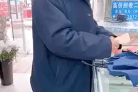 他每周都买三支红玫瑰，原因看哭了图片