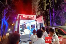 海口一男子持刀捅伤妻子后欲跳楼，被劝下来后向妻子下跪道歉图片