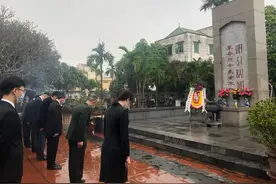 中国驻越南使馆祭扫中国烈士陵园图片