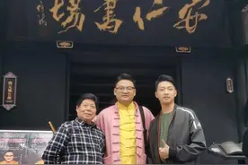 小长假第一天，李伯清师徒安仁古镇讲评书图片