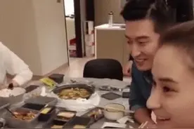 何超莲窦骁与好友聚餐撒狗粮，邓紫棋携男友出镜嗨吃图片