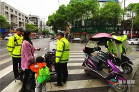 湘乡交警严查摩托车、电动车加装遮阳伞图片