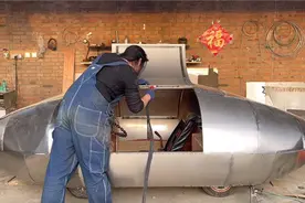 手工耿自己造了一辆电动汽车：造型如飞船 可以横着走图片
