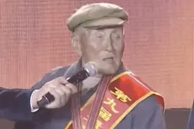 93岁老兵卧倒在舞台上匍匐前进，看得人热血沸腾图片