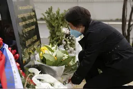 在我驻南联盟被炸使馆旧址，驻塞尔维亚大使馆凭吊邵云环等烈士图片
