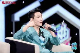 张艺兴穿湖蓝色西装亮相 内搭扎染衬衫春意盎然图片