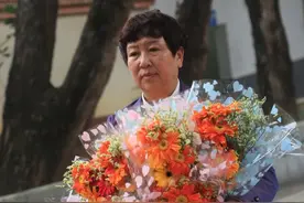 “接枪妹”千里奔赴、老兵携6万枝鲜花祭扫：烈士们以另一种方式守护祖国图片