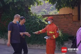图集 | 森林消防员们的背影图片
