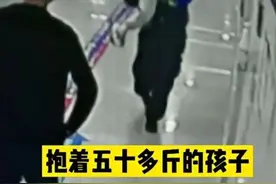 “救命，救命！”杭州妈妈抱着4岁孩子哭得撕心裂肺，下一幕惊心动魄图片