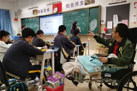 手术后第二天就上课 昆明这位老师在轮椅上守护学生图片