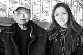 主持央视清明特别节目 朱迅深情忆父亲图片