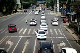 违规施工致清明拥堵，四川自贡贡井交警约谈施工单位图片